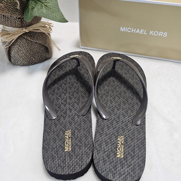 ❌️SOLD❌️✨️NWT Michael Kors flip-flops - Picture 3 of 8
